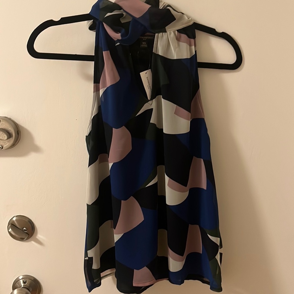 Banana republic patterned sleeveless blouse